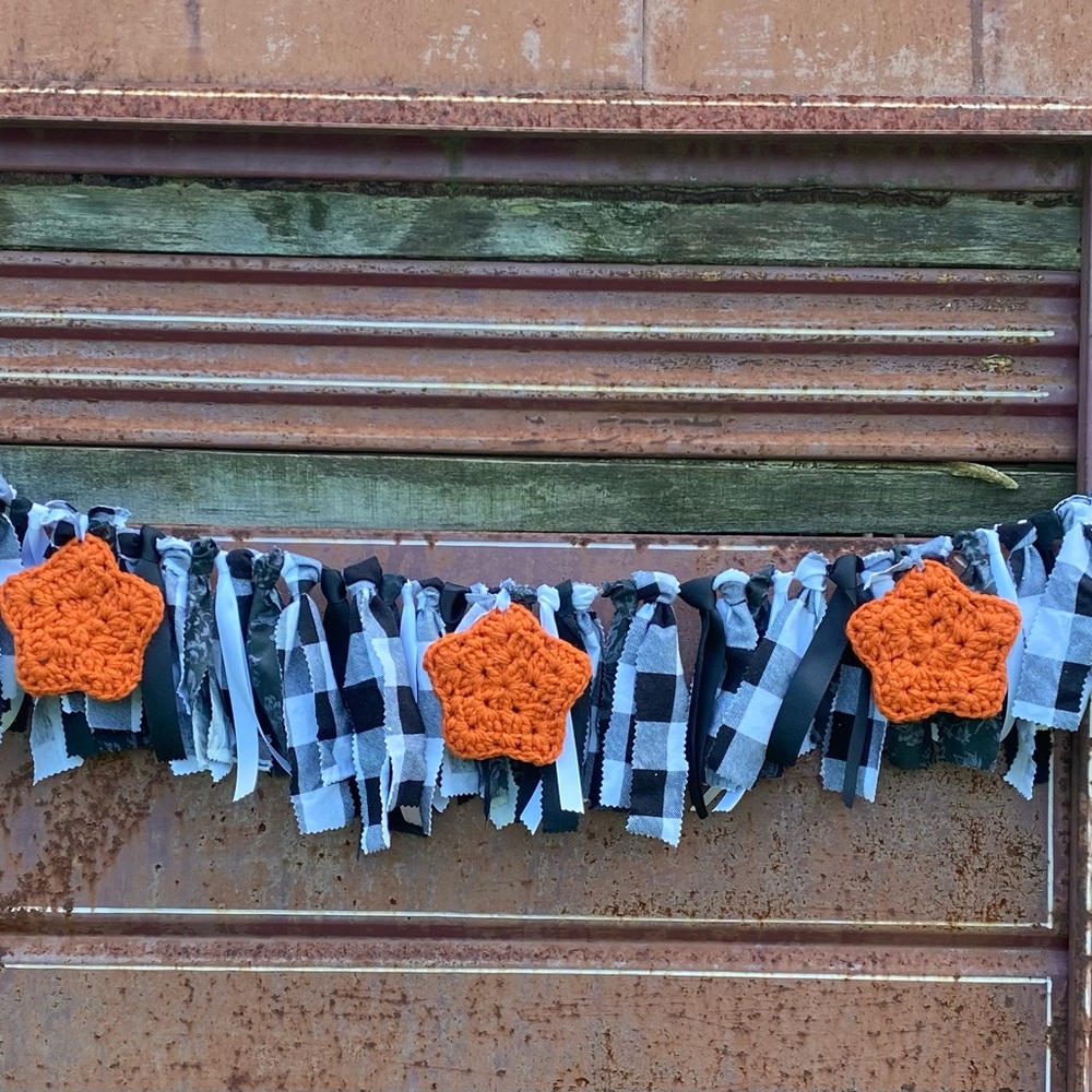 Black & White Farmhouse Garland with Buffalo Plaid and 2 sets of Crochet Stars - Picture 5 of 12